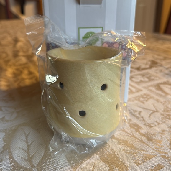 Scentsy Wall Plug in Bee Happy Warmer - Picture 4 of 4